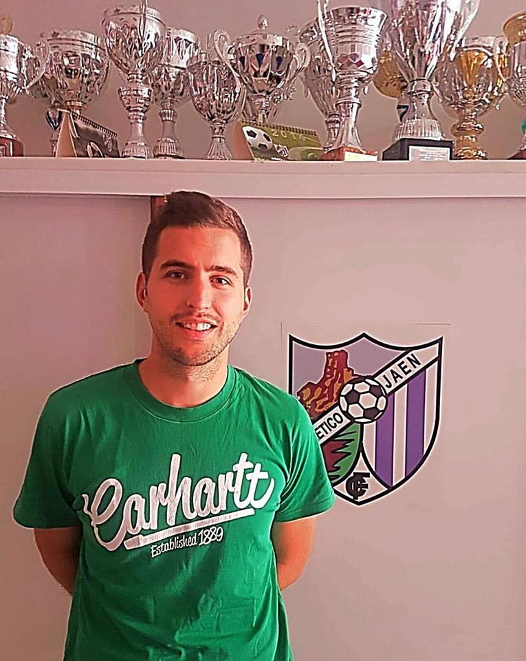 Ramiro García Romanos, entrenador del equipo del Atlético Jaén F. C., Benjamin «A» Edad: 25 Estudios: Graduado en Educación Primaria en la Universidad de Jaén Nivel de Entrenador : Monitor Fútbol y Fútbol Sala, Entrenador nivel Uefa B , Dirección y Scouting Deportivo por Cedifa. Experiencia como entrenador: 4 años Entrenador categorías inferiores Real Jaén. Los «moraitos» te desean muchos éxitos profesionales y deportivos.